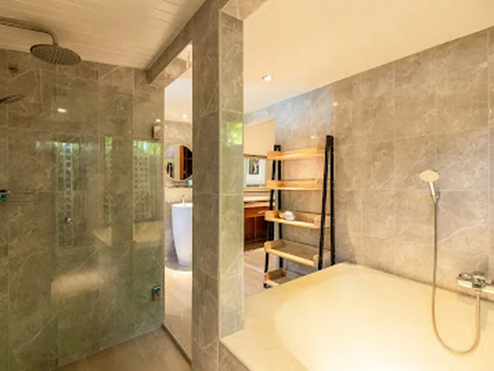 En-suite bathroom with bathtub