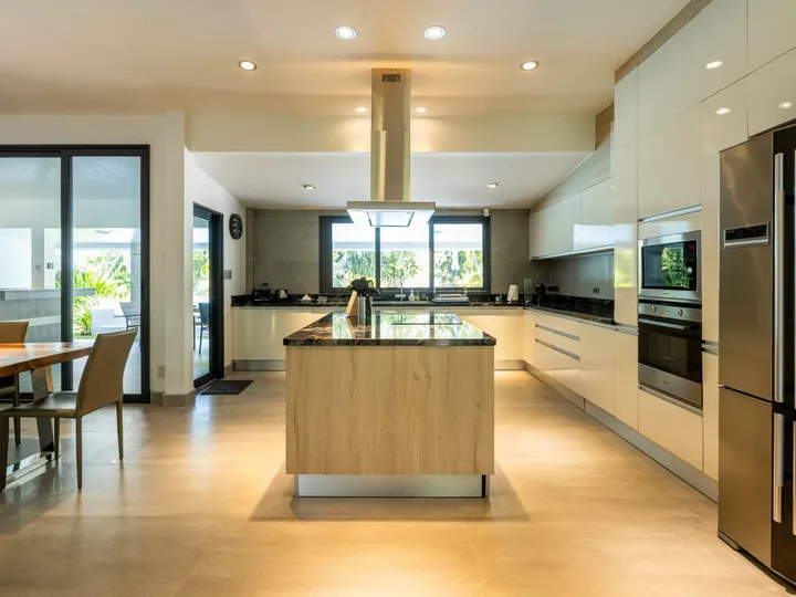 Fully equipped contemporary kitchen